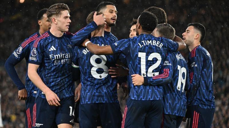 詹姆斯关键得分助湖人取胜